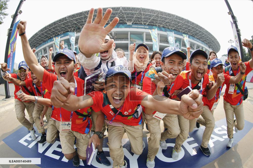Asian Games: Volunteer workers
