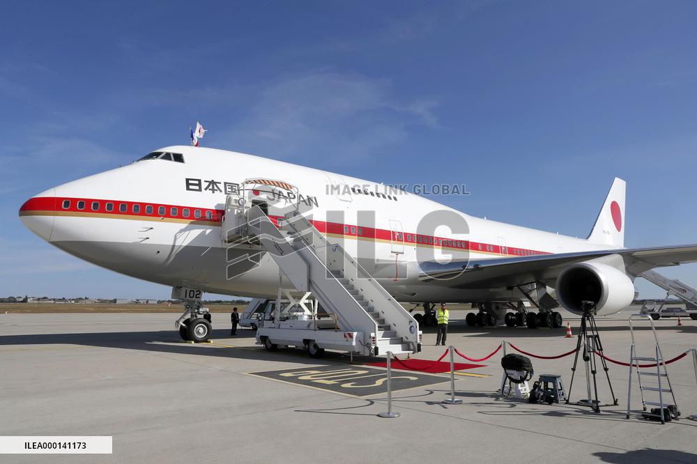 Japanese government jet in France