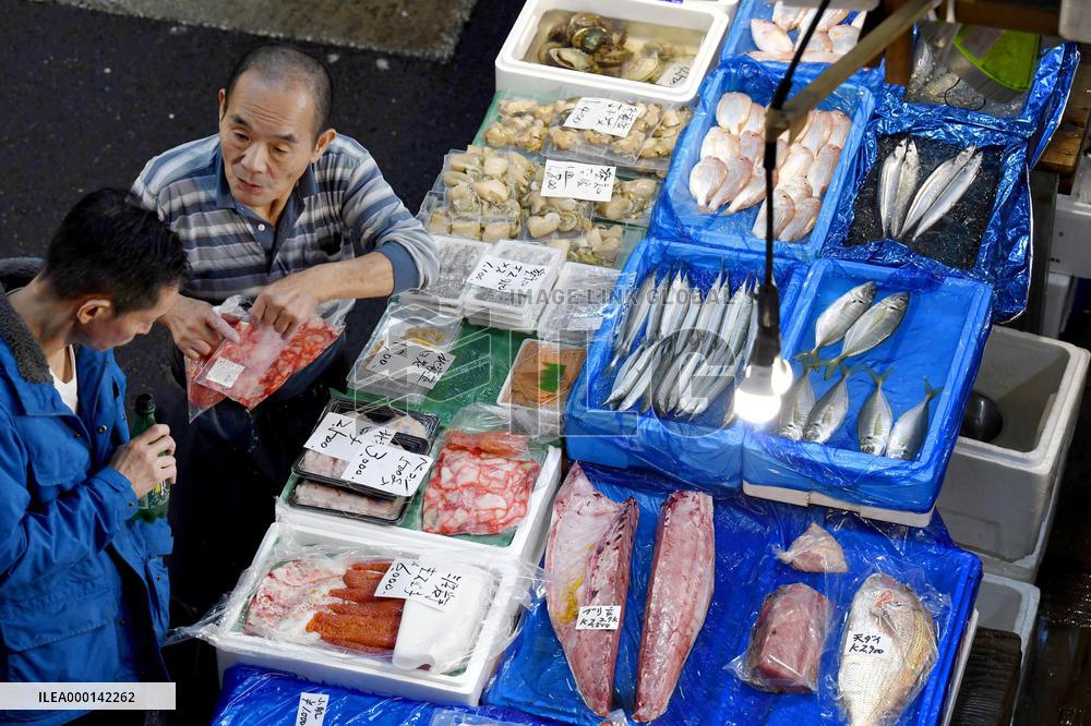Tsukiji market scenes ahead of relocation