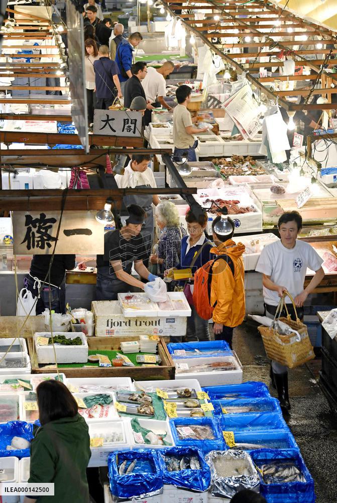 Tsukiji market scenes ahead of relocation