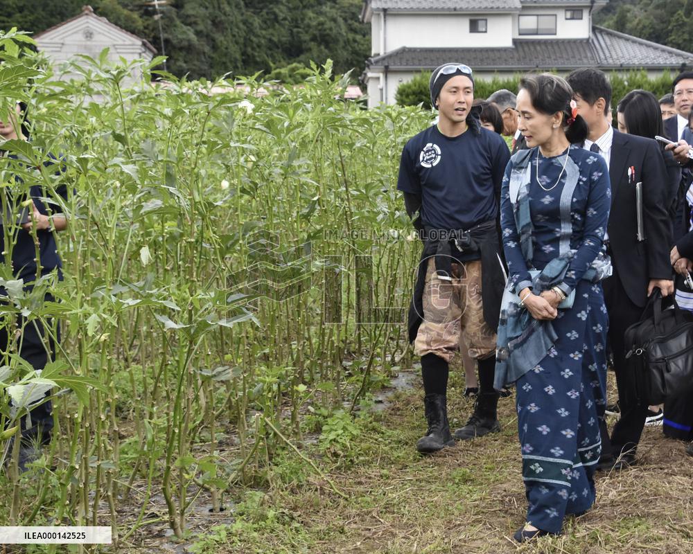Suu Kyi visits Fukushima