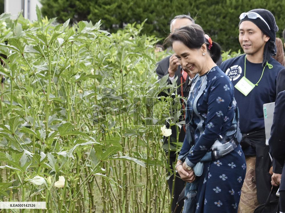 Suu Kyi visits Fukushima