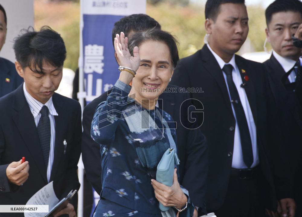 Suu Kyi visits Fukushima