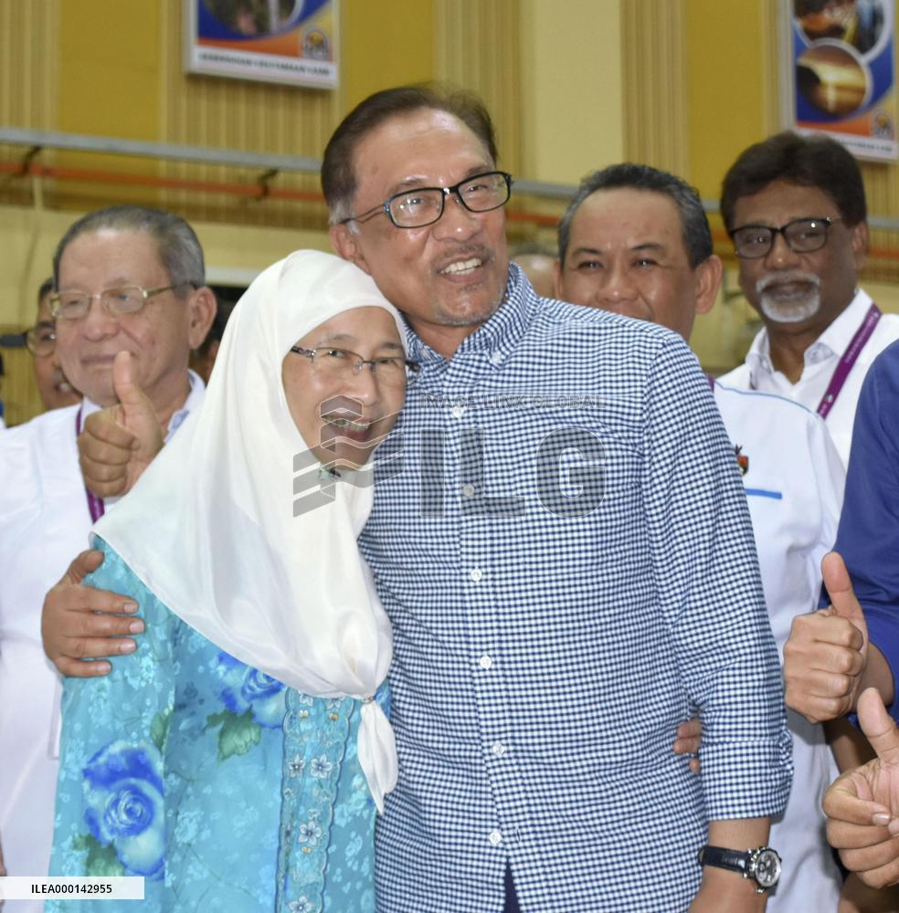 Anwar wins seat in Malaysia parliament