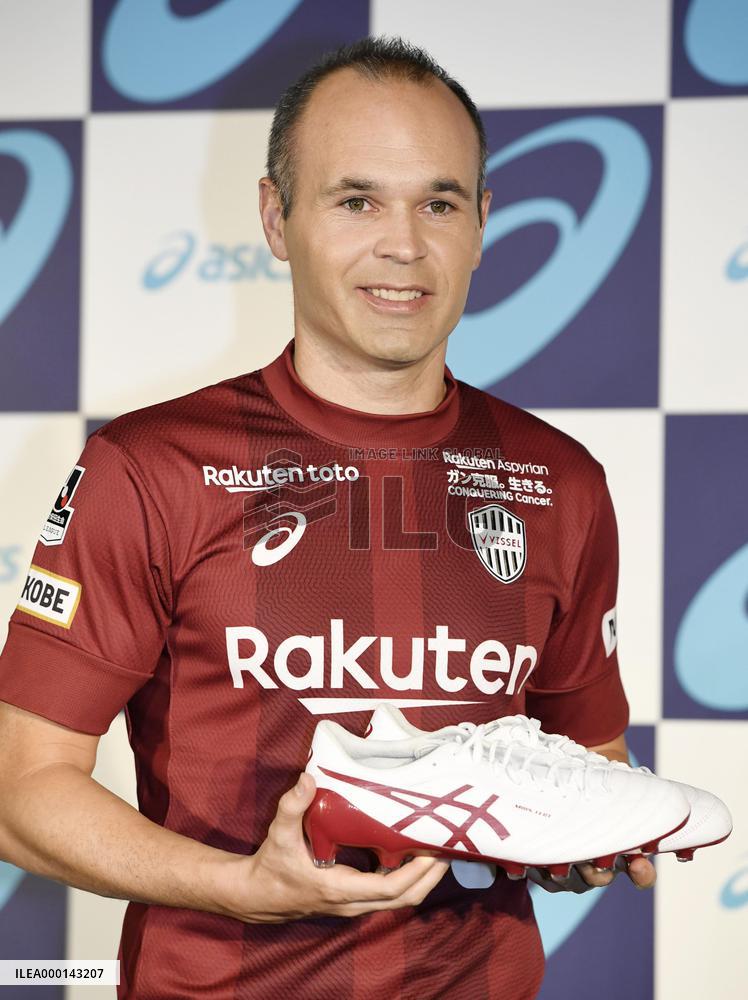 Soccer: Vissel Kobe's Iniesta