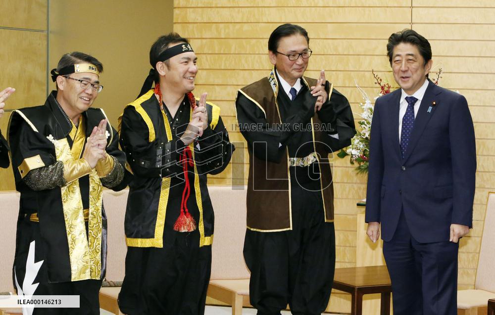 "Ninjas" visit Japan PM Abe's office