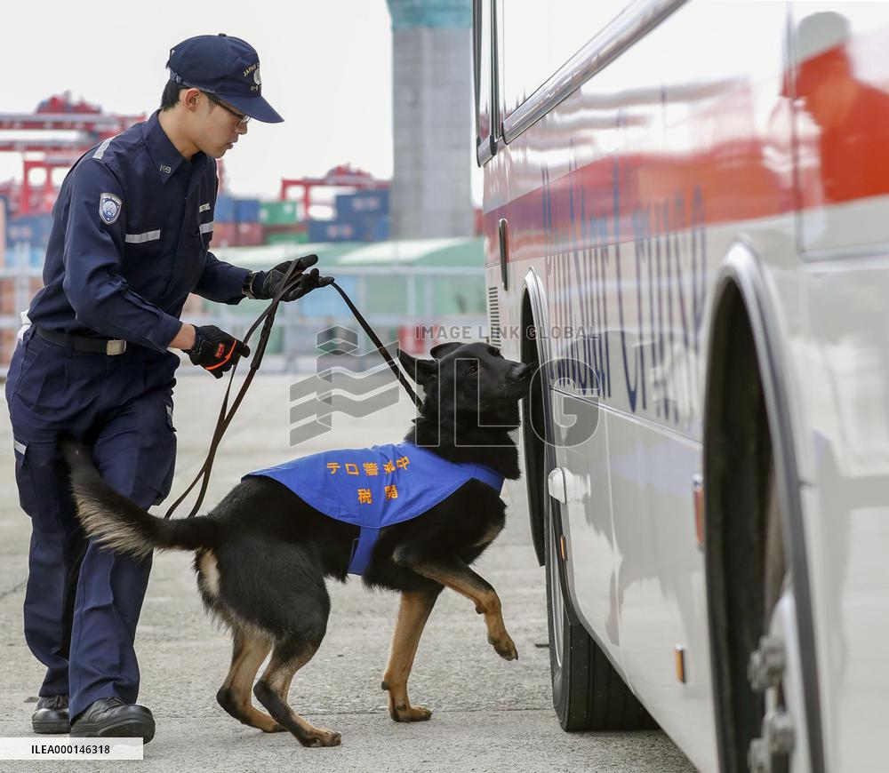 Demonstration of sniffer dog