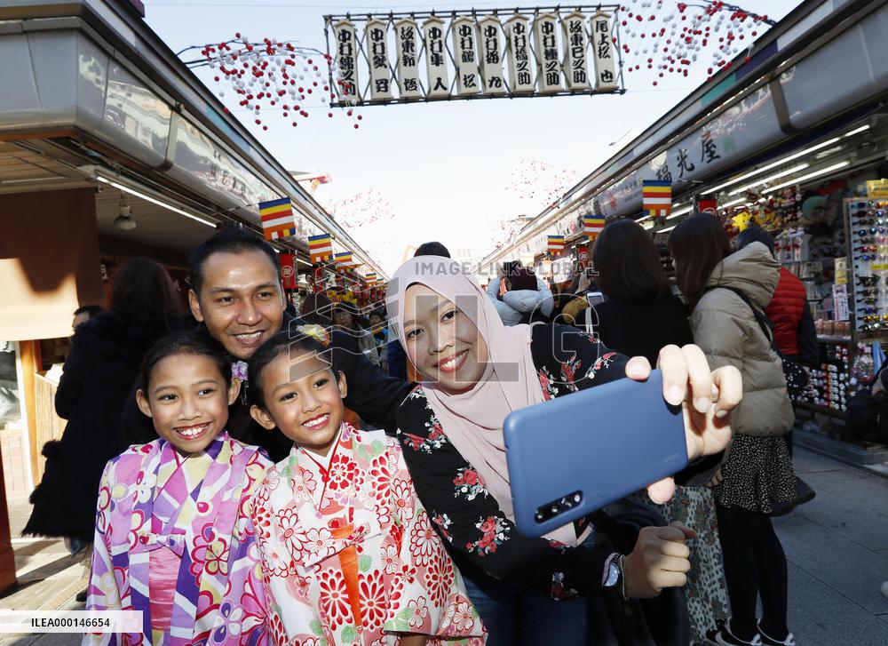 Record foreign visitors to Japan