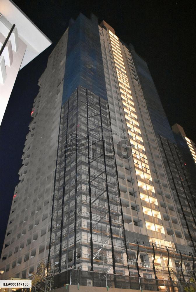 Arrest of woman for dumping trash off high-rise balcony