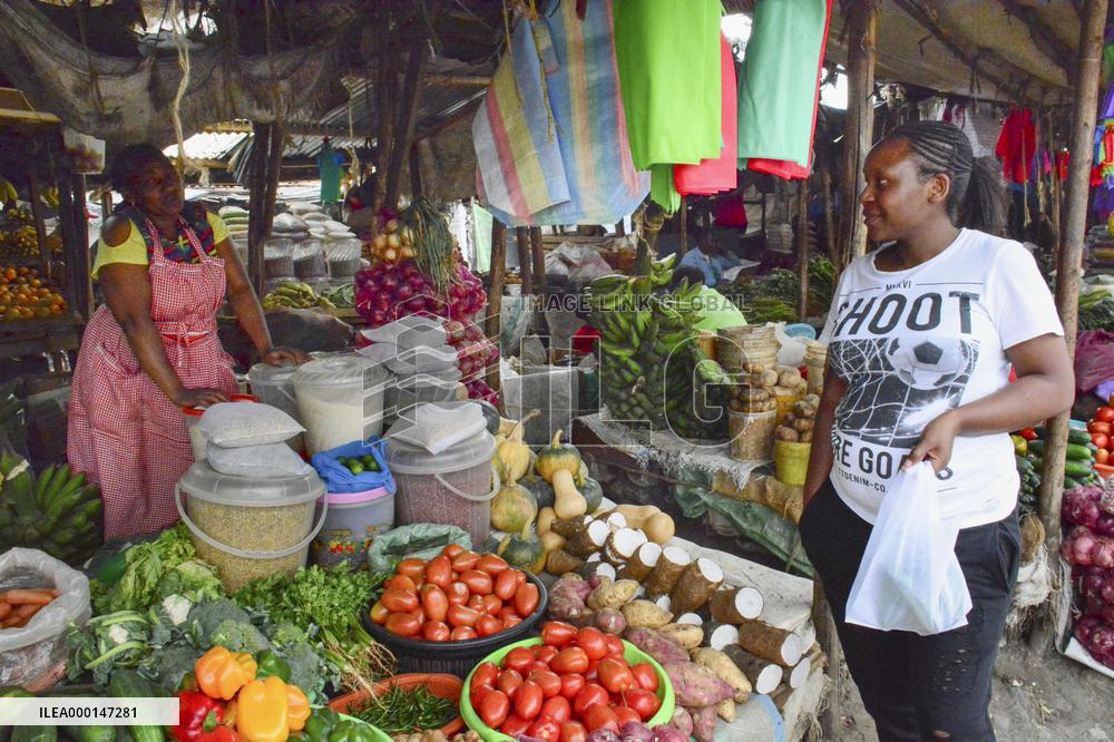 Fruit and vegetable market in Kenya