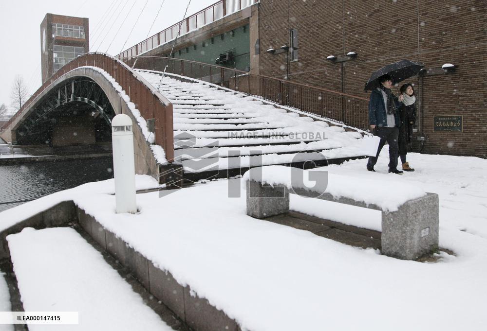 Heavy snow in Japan