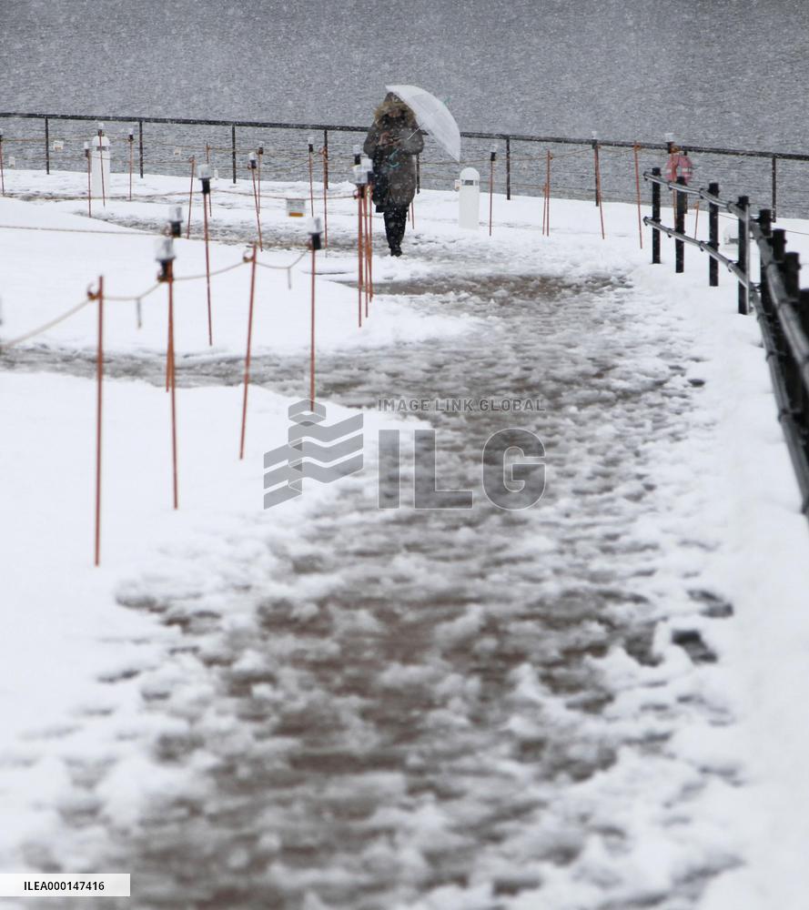 Heavy snow in Japan