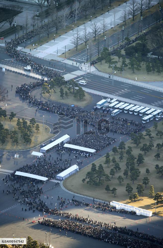 Imperial family offers New Year's greetings