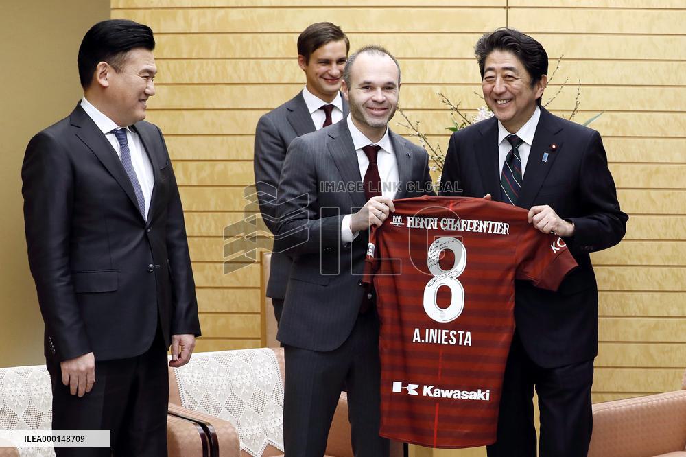 Football: Iniesta, Japan PM Abe