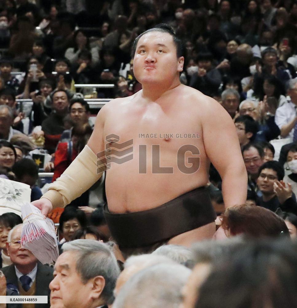 Sumo: Hakuho at New Year meet