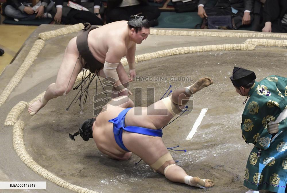 Sumo: Hakuho at New Year meet