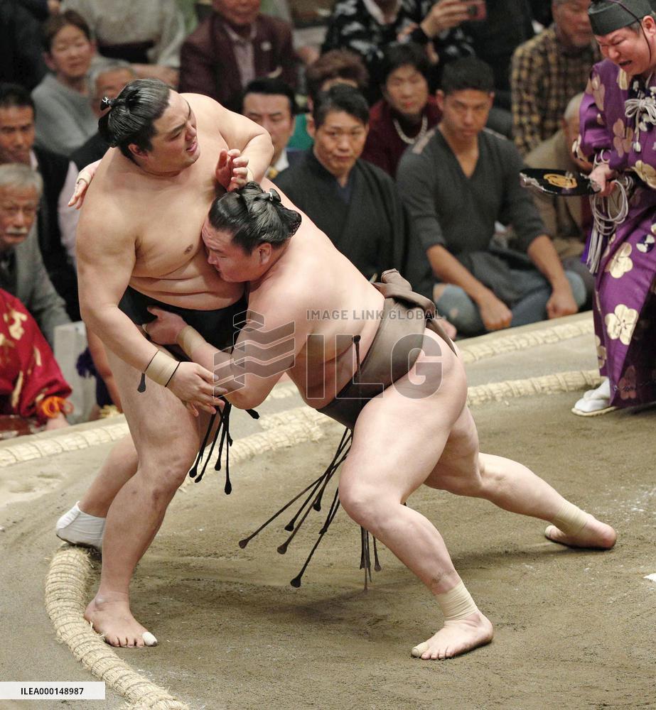 Sumo: Hakuho at New Year meet