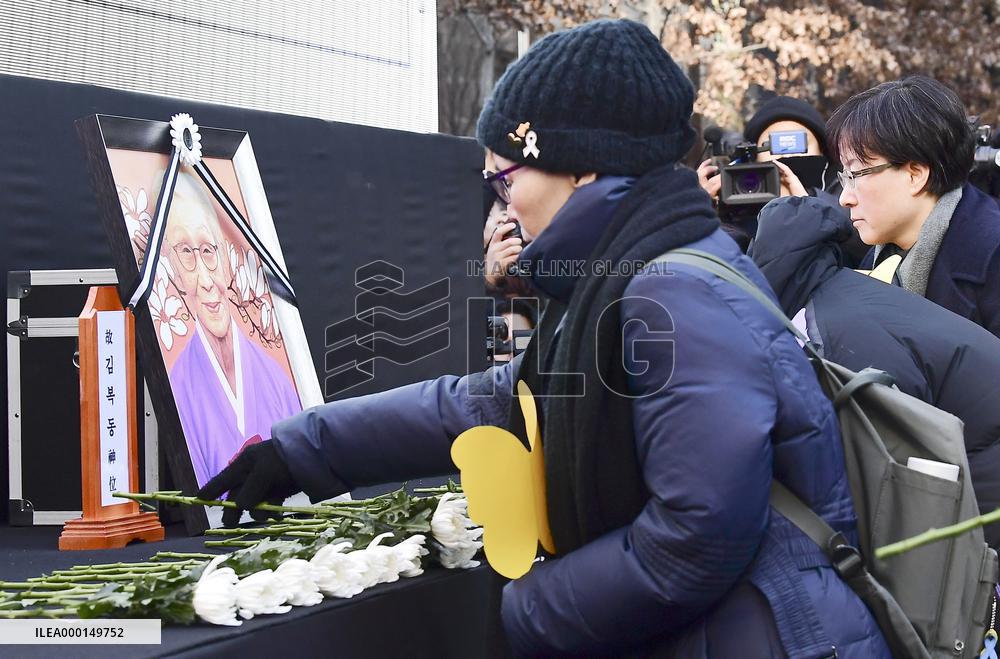 Death of "comfort women" campaigner