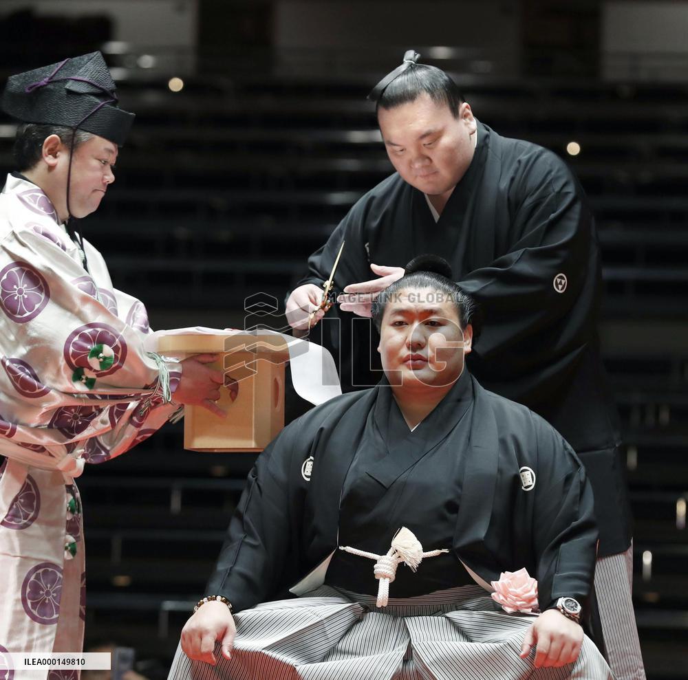 Sumo: retirement rite for Takanoiwa