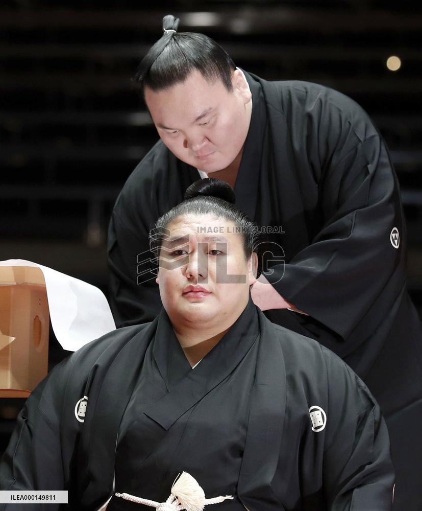 Sumo: retirement rite for Takanoiwa