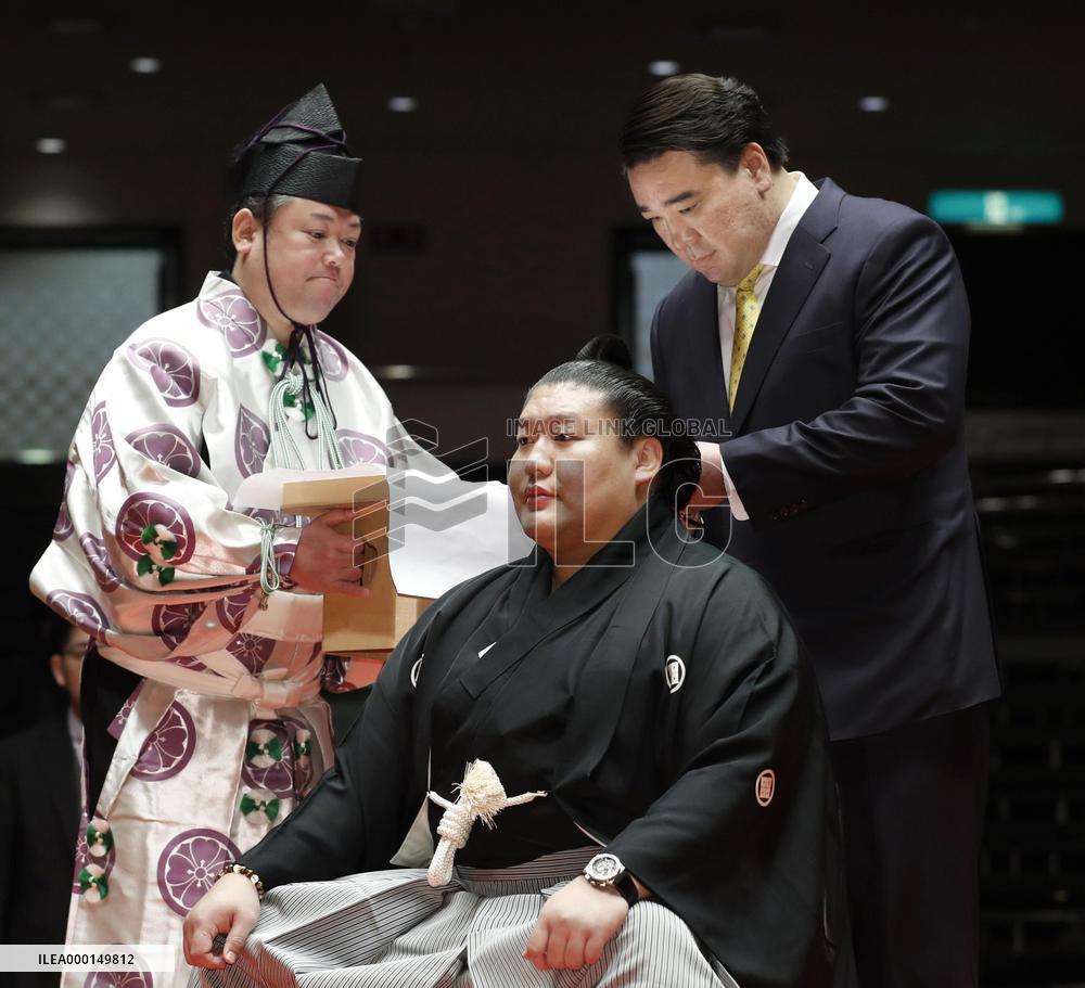 Sumo: retirement rite for Takanoiwa