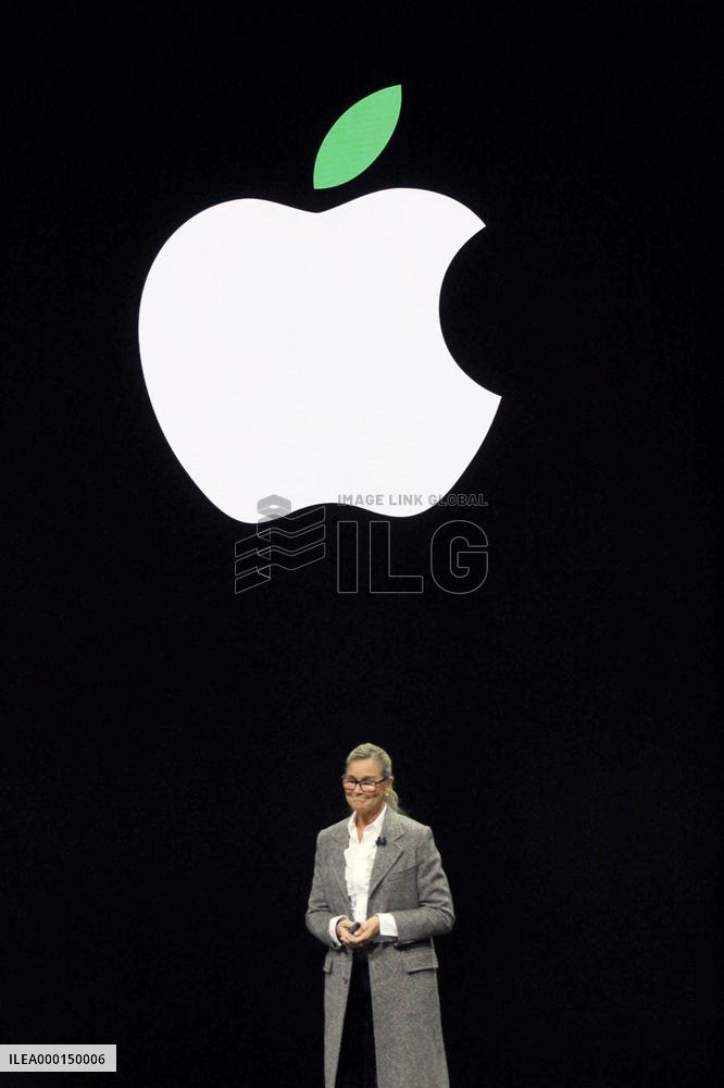 Apple's retail chief Ahrendts to step down