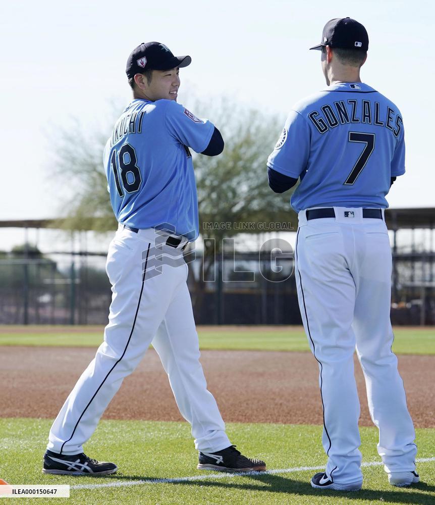 Baseball: Mariners' Kikuchi at training camp