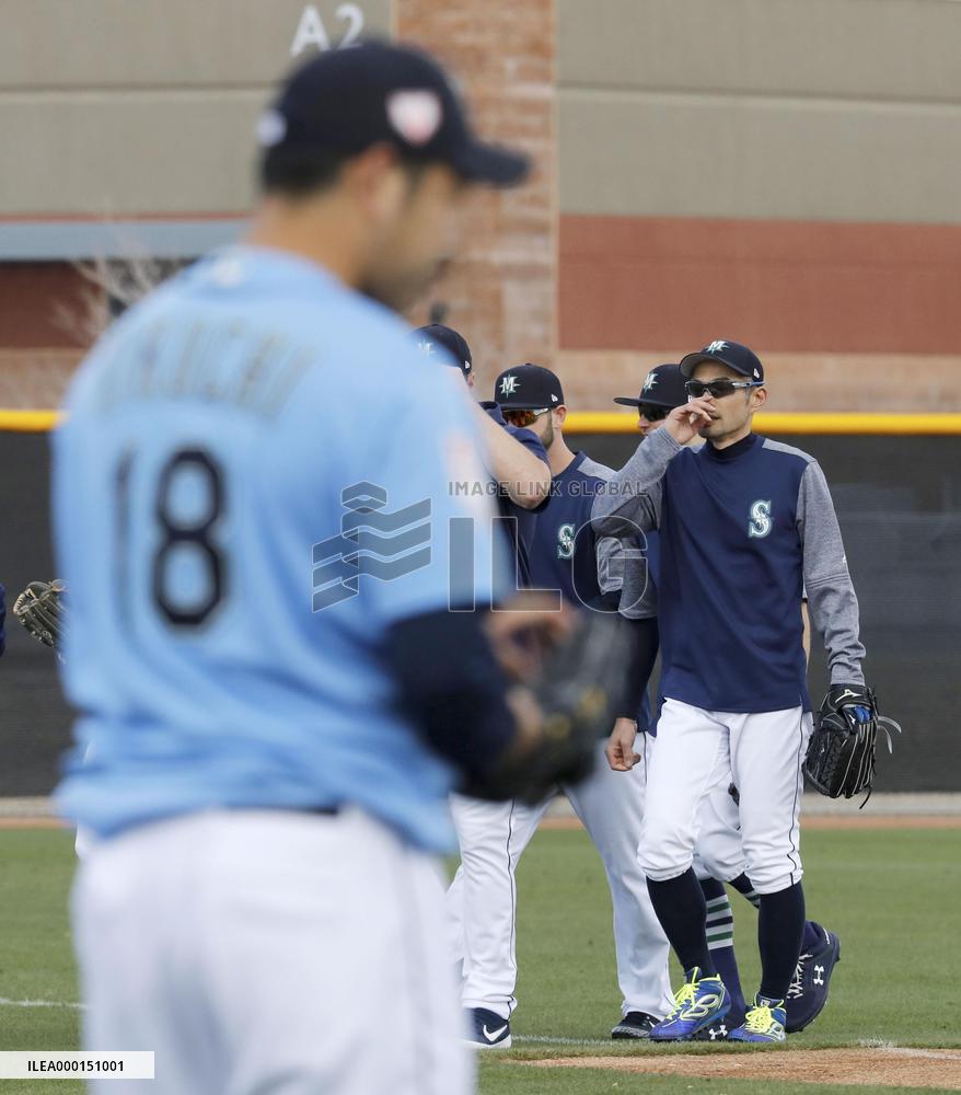 Baseball: Mariners' Ichiro, Kikuchi at spring training