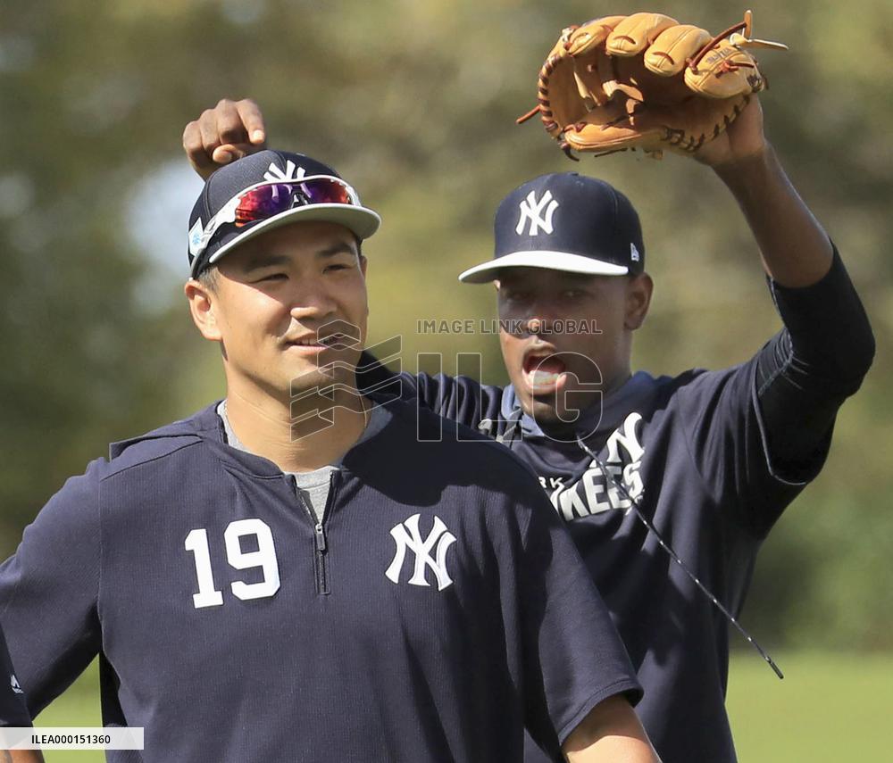 Baseball: Yankees' Tanaka at spring training
