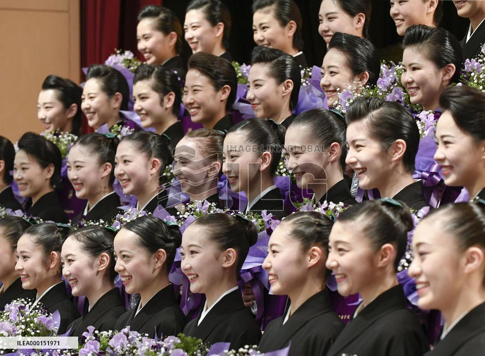 Takarazuka Music School graduation ceremony