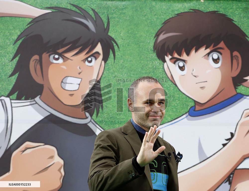 Tokyo train station featuring "Captain Tsubasa"