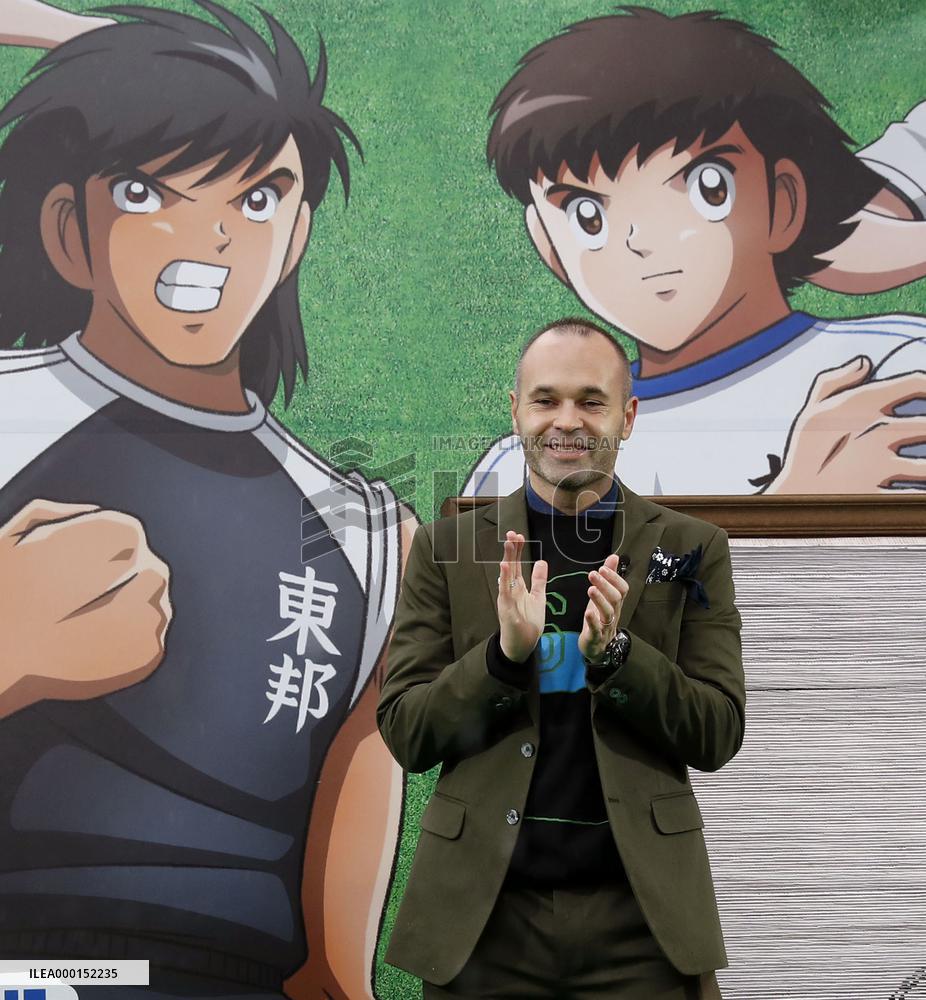 Tokyo train station featuring "Captain Tsubasa"