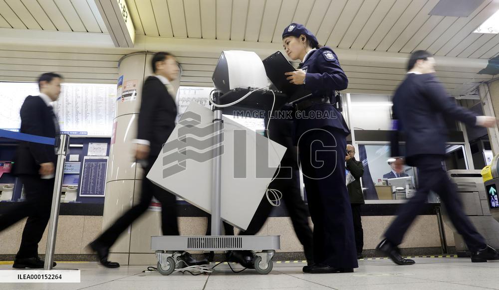 Trial of body scanner at Tokyo subway station