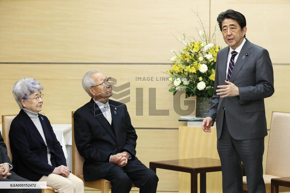 Japan PM Abe, kin of people abducted by N. Kore