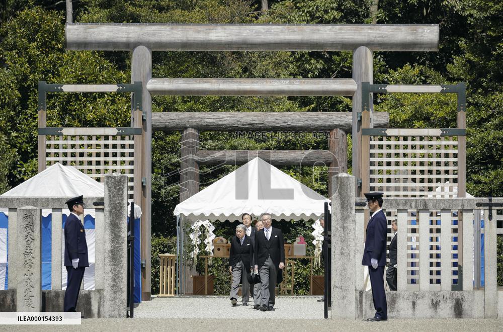Japan emperor visits imperial mausoleum