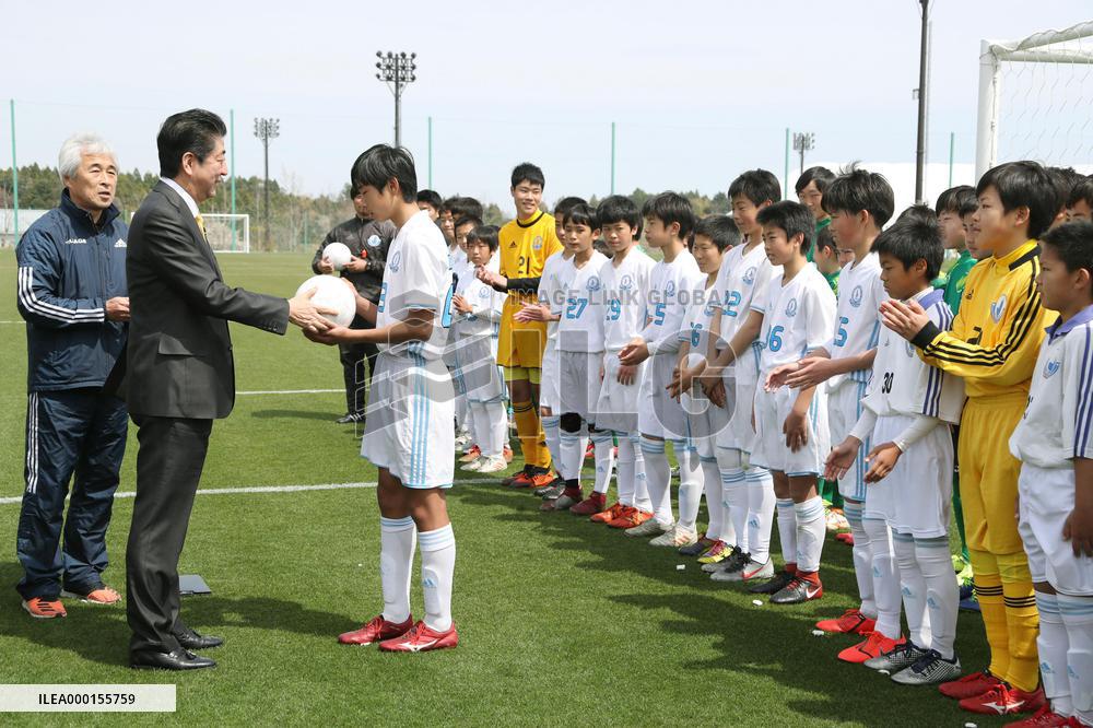 Abe checks areas affected by 2011 Fukushima nuclear crisis