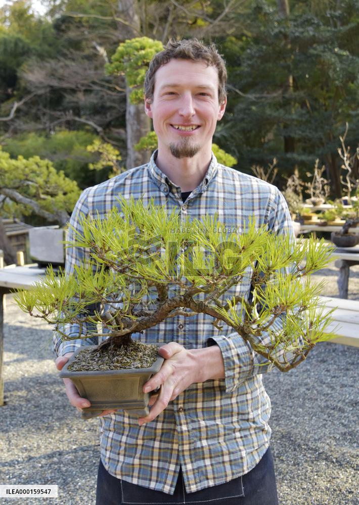 American bonsai pro opens garden in Japan