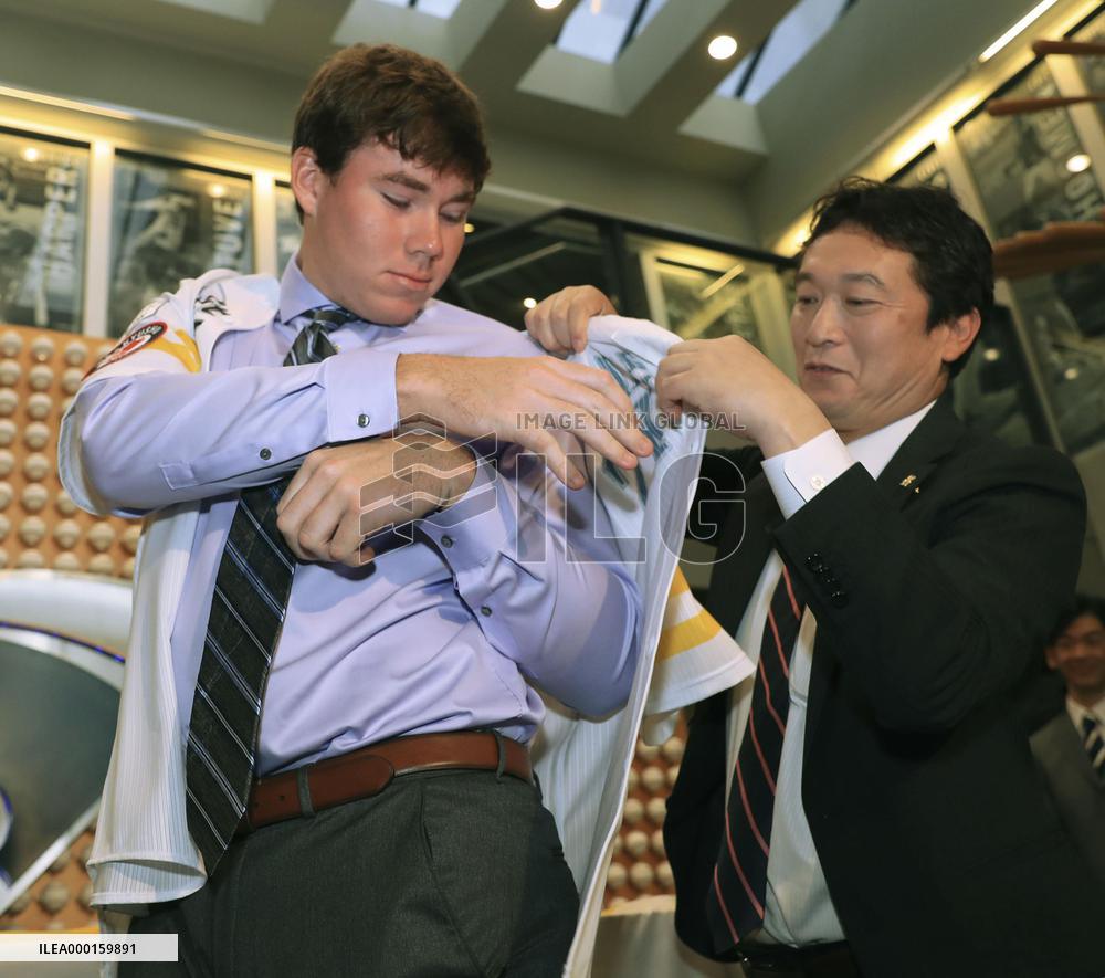 Baseball: SoftBank's acquisition of Carter Stewart