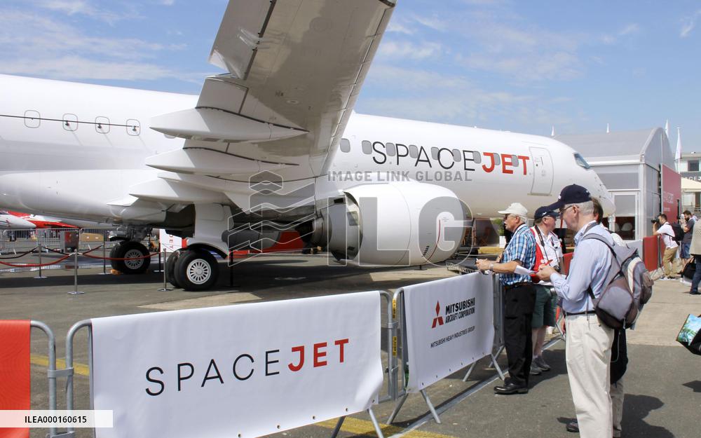 Mitsubishi SpaceJet at Int'l Paris Air Show