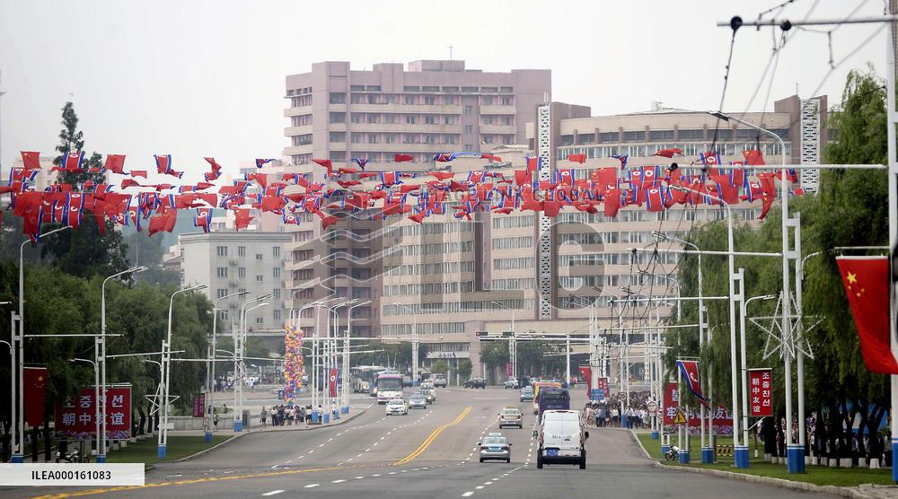 Xi visits N. Korea