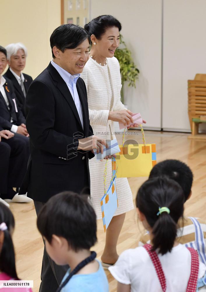 Japan emperor, empress meet toddlers