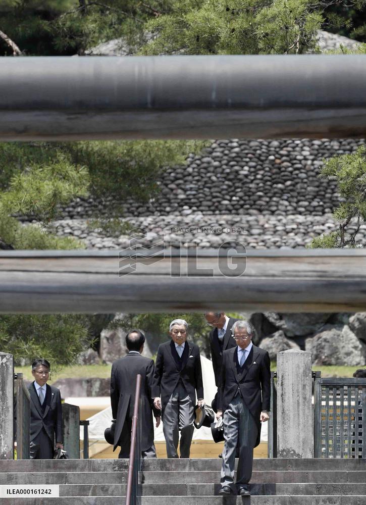 Ex-Japan emperor visits family grave