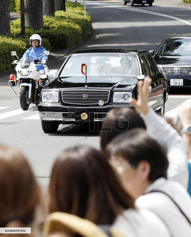 Ex-Japan emperor visits family grave