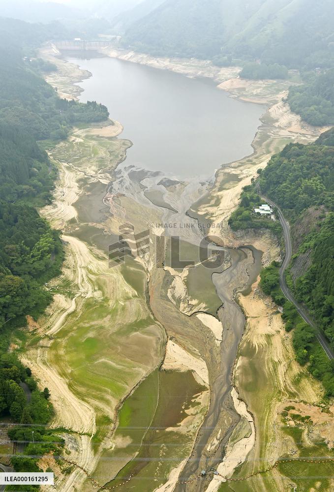 Water level falling in dam in Japan