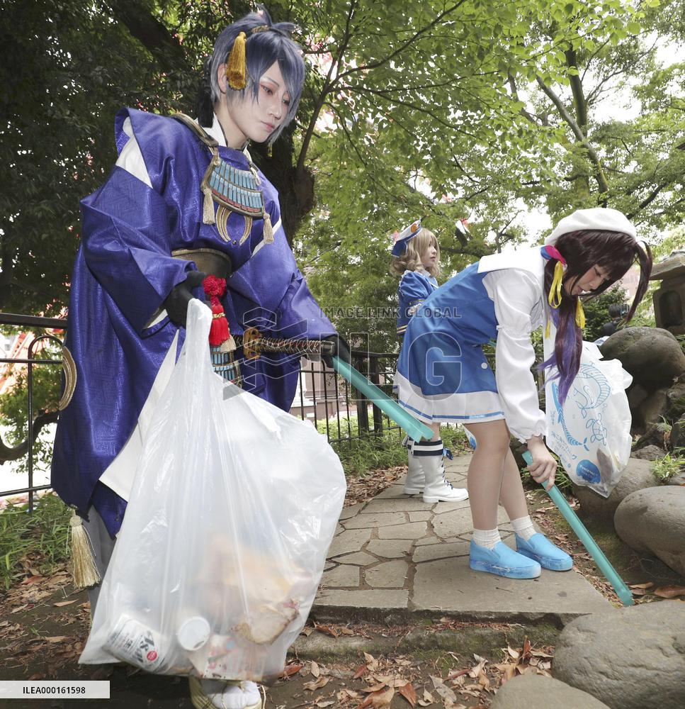 Trash picking by cosplayers