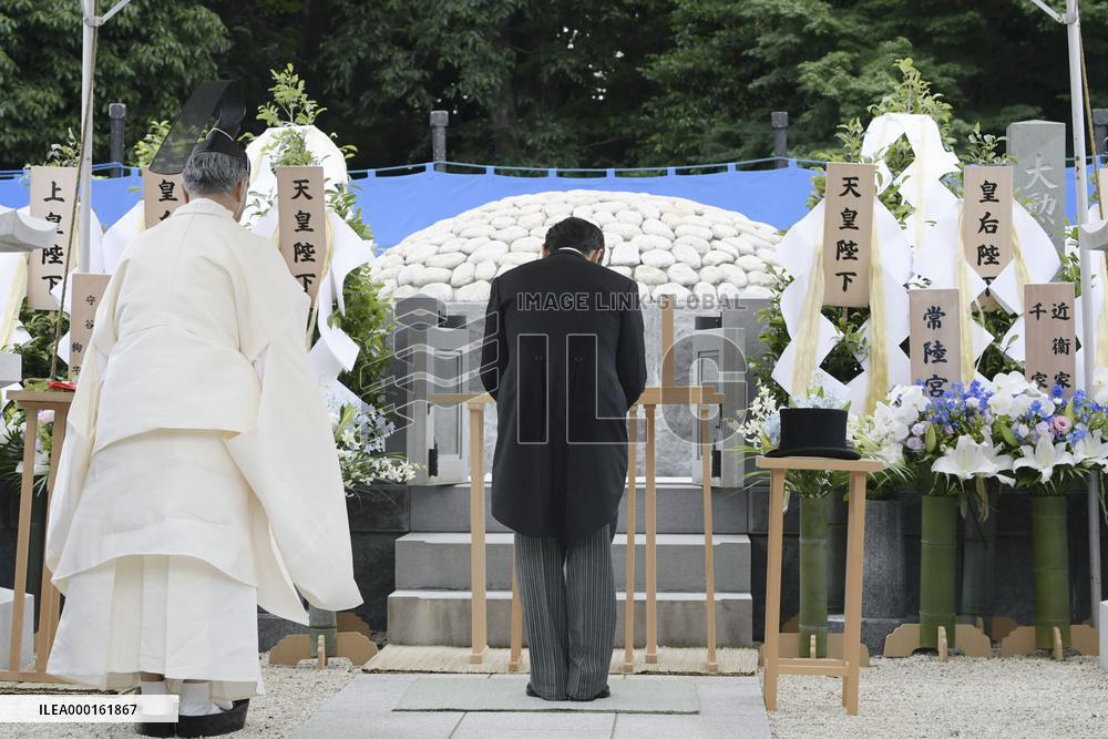 Japan emperor visits imperial cemetery