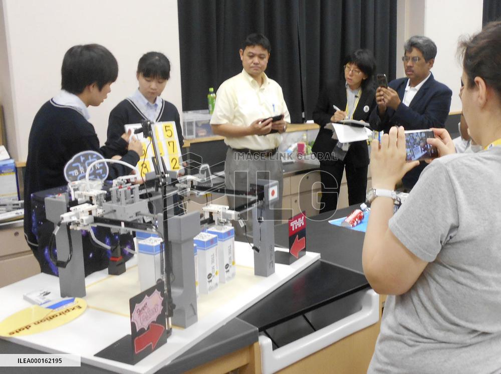 Foreign reporters' visit to Osaka robot club