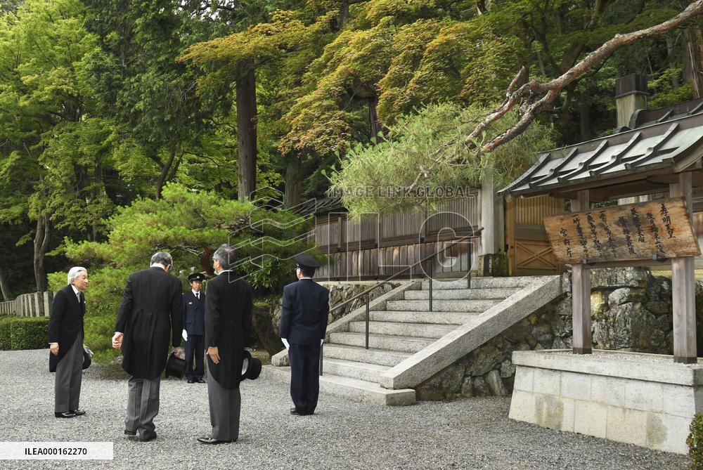 Ex-Japan emperor, empress in Kyoto