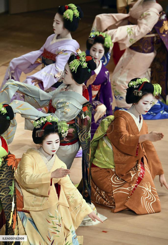 Maiko dance practice