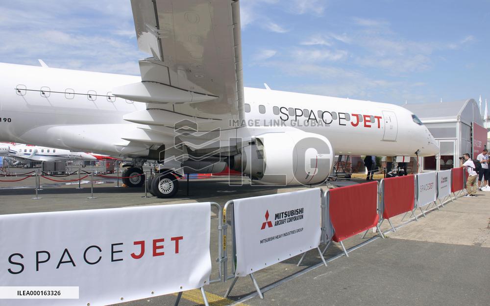 Mitsubishi SpaceJet at Int'l Paris Air Show
